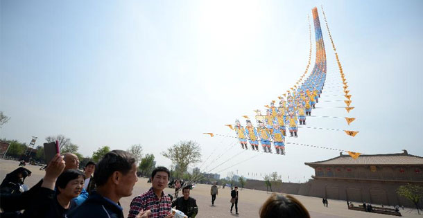 新华网陕西频道图片 :: 张歆艺大尺度露背装惊艳亮相 与金秀贤同场看秀