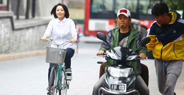 新华网陕西频道图片 : 闫妮现身西安拍摄首届丝