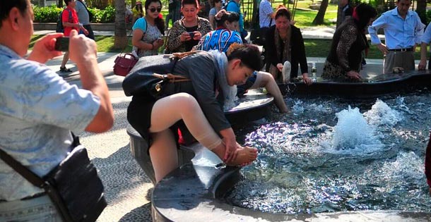 新华网陕西频道图片 : WWE摔跤女王肉搏 拳台