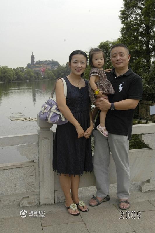 揭秘<em>父女</em>连续35年合影:妻子去世当年穿黑衣拍