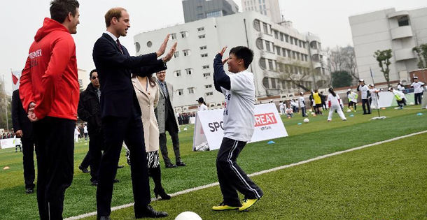 国剑桥公爵威廉王子与青少年足球培训班学生互