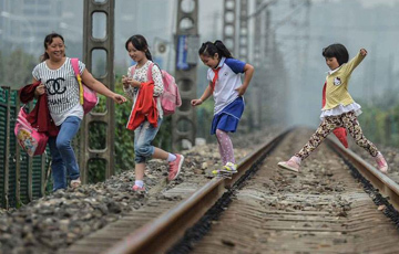 新华网陕西频道图片 :  学生横穿铁路上学  道路安