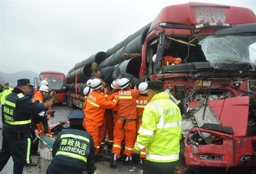 沪昆高速多车追尾 医院5台120急救车同时出警