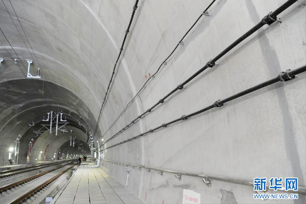 西成高铁清凉山隧道内释放无线信号的漏泄同轴电缆