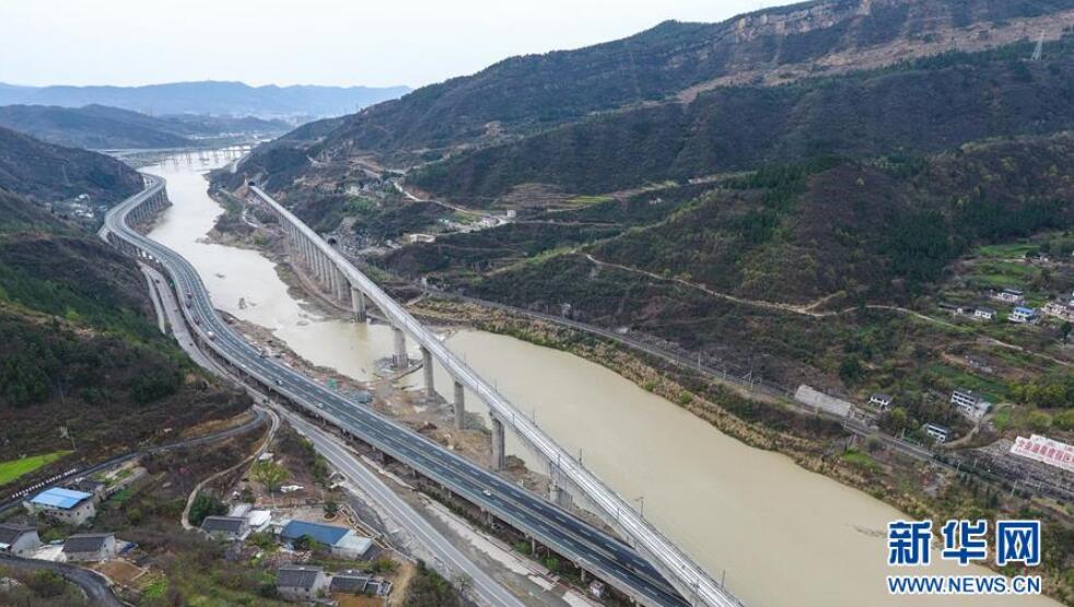 西成高铁四川段的嘉陵江特大桥