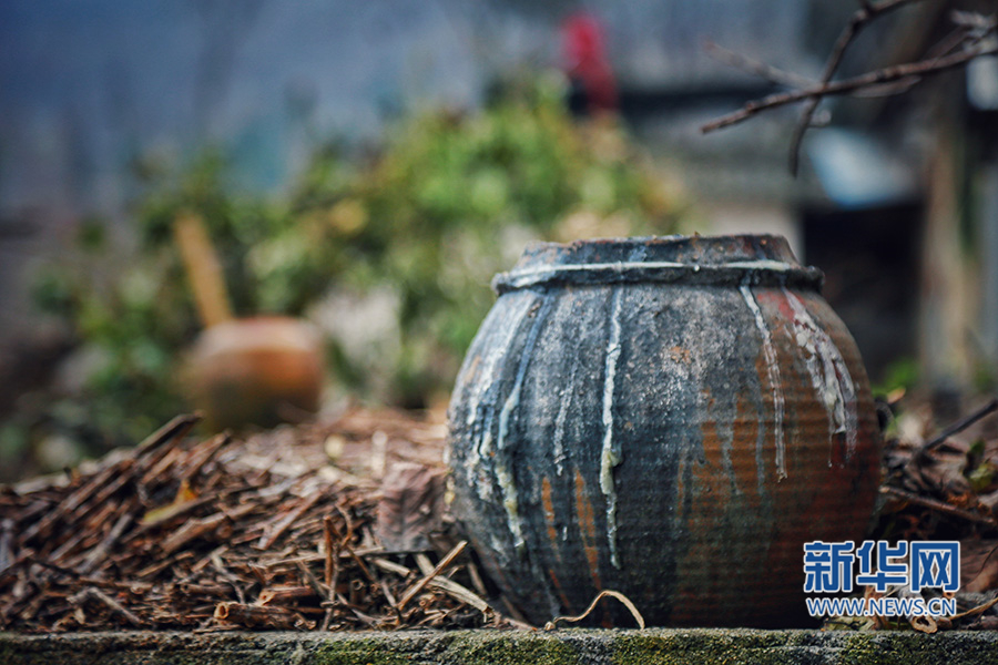 陕南地区常见的瓦罐，可能在外露宿过久，身上多了些岁月的痕迹。它的存在很实际，就是为了在深山中可以储存过冬的食物。