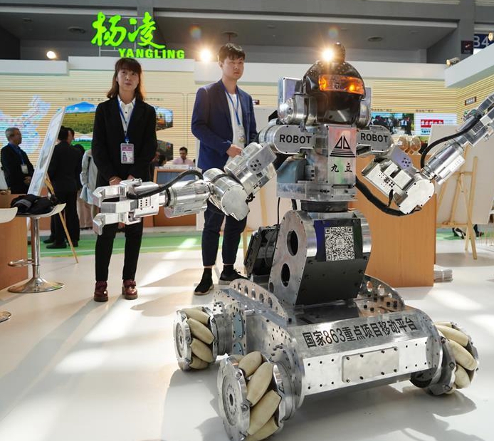 智能机器人“闪耀”丝博会