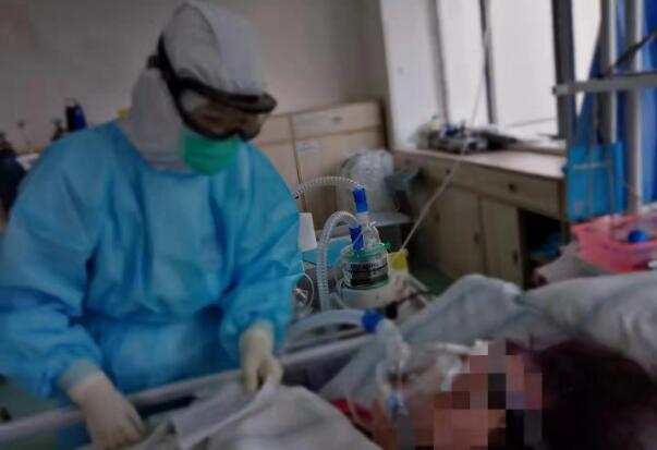陕西援鄂医疗队抗“疫”一线报道：ICU里穿蓝衣读信的少女