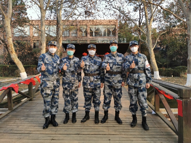 新华网连线武汉|5名男护士的“铁骨柔情”