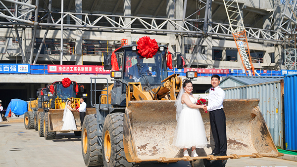 建筑工地上的浪漫集体婚礼倡导文明新风