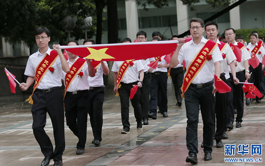 长庆油田举行"传递国旗 加油中国"系列活动