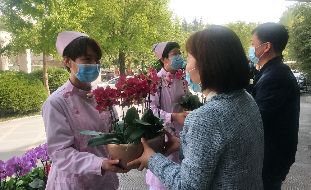 咸阳渭城区:鲜花献给＂最美逆行者＂