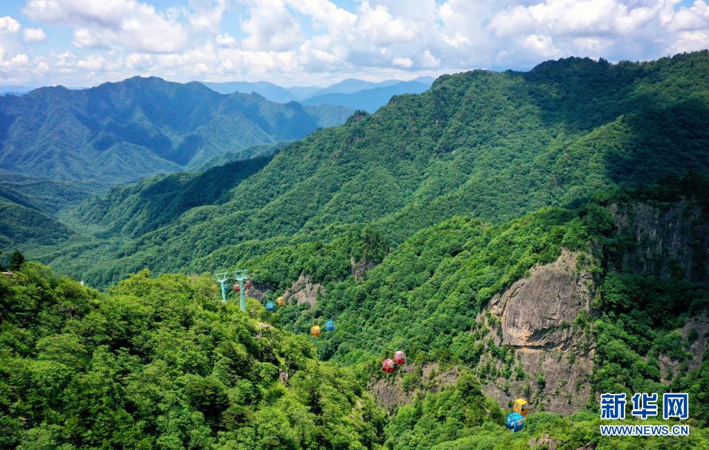 但看秦岭朱雀景 奇峰险秀乱石颜