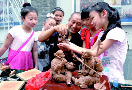 都可成为民间艺人制作蝈蝈葫芦