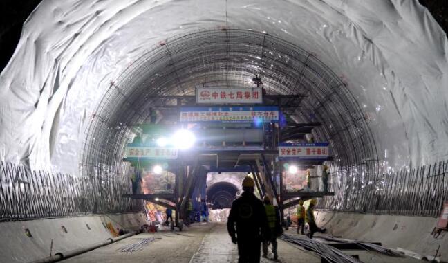 西康高铁全线首条隧道顺利贯通