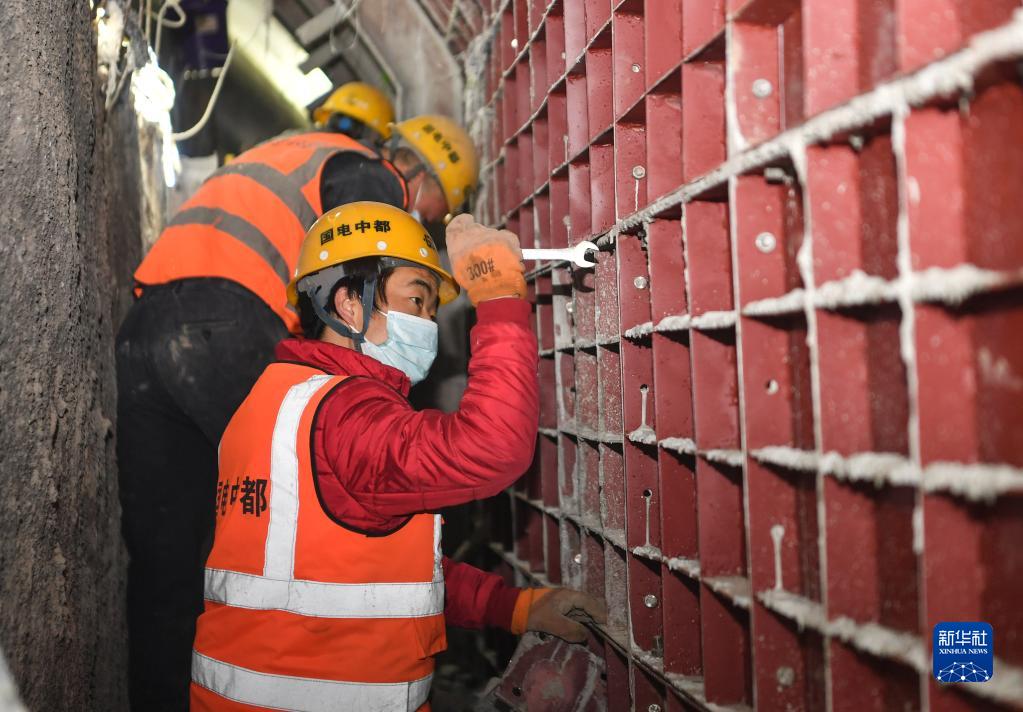 新春走基层丨西安：建设者坚守一线 保障地铁施工