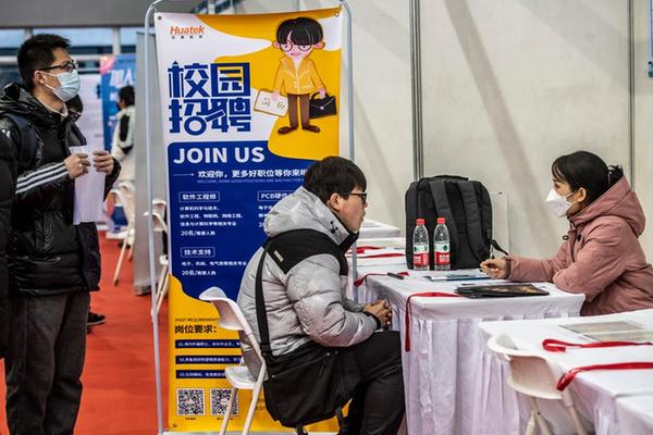 西安：校园招聘会助力大学生就业