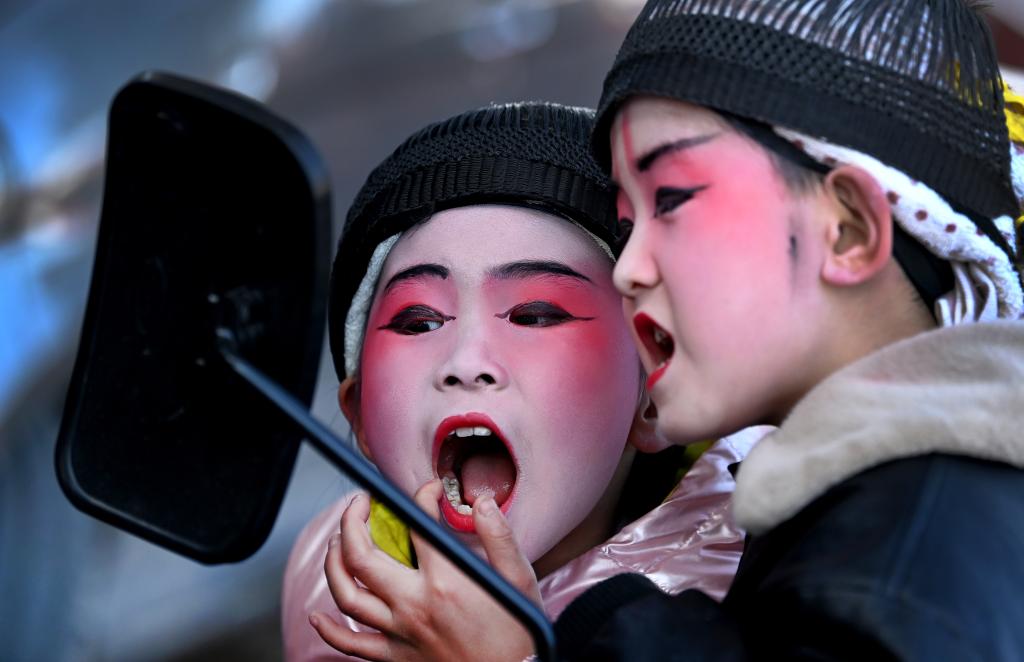 “背芯子”表演闹社火