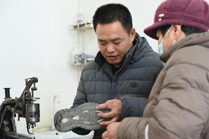 （新华全媒+）陕西：“小修小补”回归社区 助残疾人就近就业