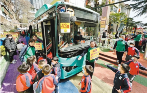 公交車開進幼兒園 小朋友車廂裏上課