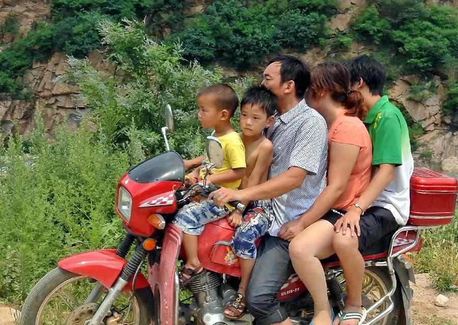 新华网陕西频道图片 : 呆萌 冯绍峰 对倪妮羞涩撒